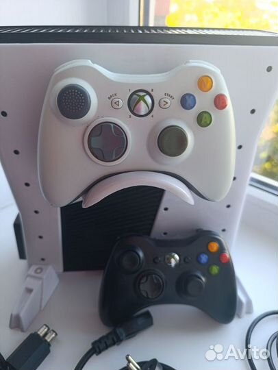 Xbox 360 slim 250 gb, 2 джойстика, подставка