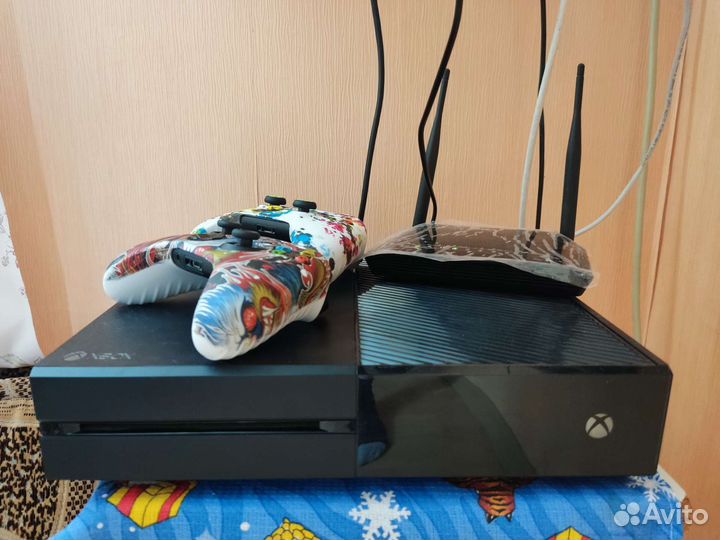 Xbox one 1 TB + 2 геймпада