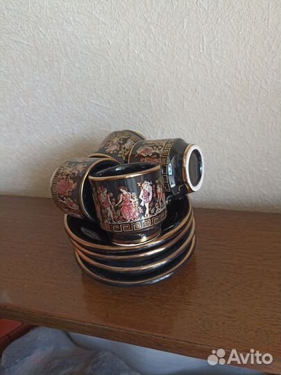 Кофейные чашки с блюдцами