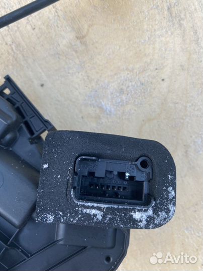 Замок двери передний правый Volkswagen Polo 5