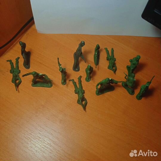 Солдатики военные. Зелёные