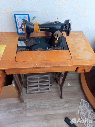 Швейная машинка зингер