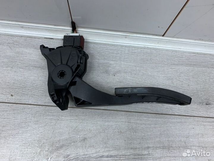 Педаль газа Opel Insignia универсал A 20 DTH 2009