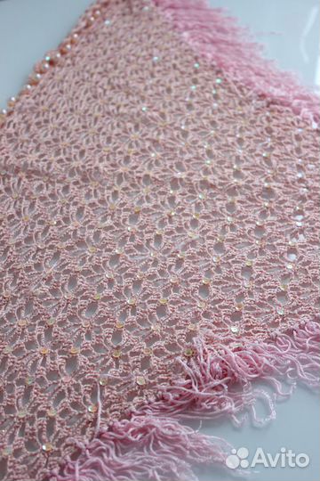 Вязаный платок с бусинами