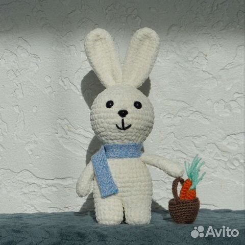 Плюшевый заяц вязаный