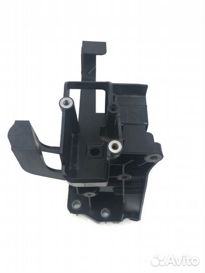Кронштейн замка капота правый Mercedes-Benz Glc