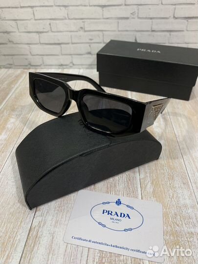 Солнцезащитные очки Prada