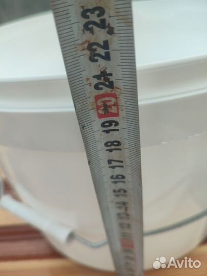 Ведра с крышкой и металлической ручкой