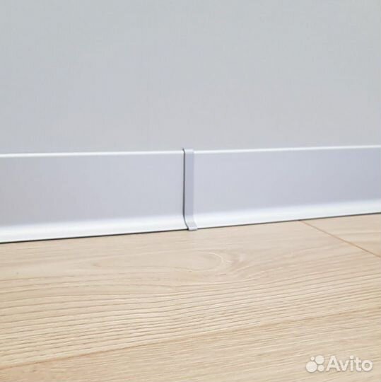Плинтус напольный накладной алюминиевый