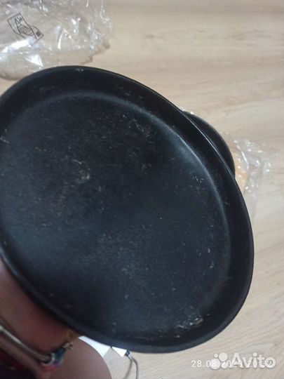 Сковорода чугунная на деревянной подставке dsu