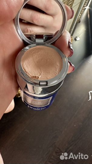 Тональный крем(под верхней крышкой)