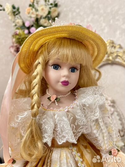 Фарфоровая куколка