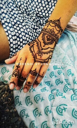 Мехенди (тату хной на теле)