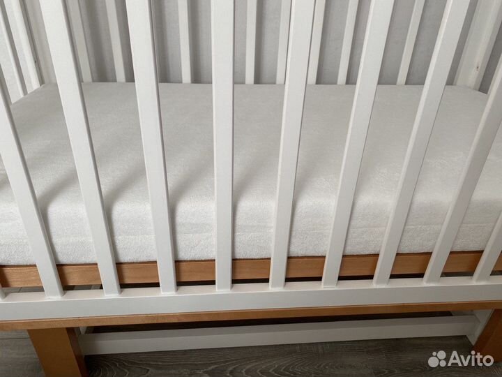 Детская кроватка с маятником и матрасом