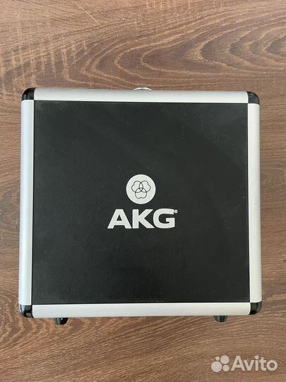 Микрофоно AKG P220