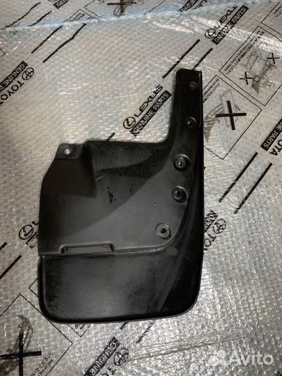 Брызговик передний левый Toyota Land Cruiser Prado