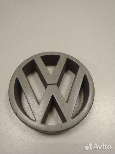 Эмблема на решетку радиатора Volkswagen Passat