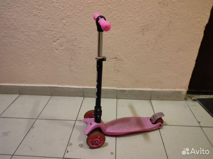 Самокат трехколесный