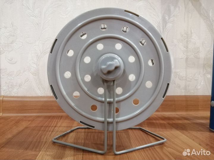 Железное колесо для грызуна на подставке