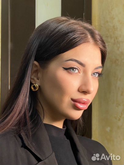 Визажист бровист, администратор