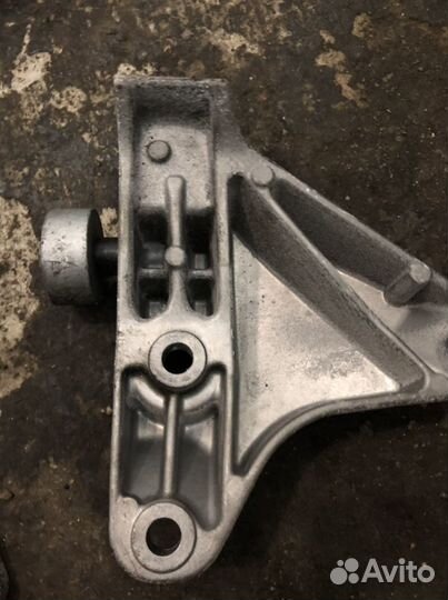 Кронштейн двигателя BMW 5 F10 N55B30 6777605