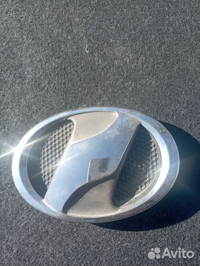 Эмблема toyota avensis 2