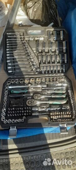 Набор инструментов для авто в чемодане 218 Пр