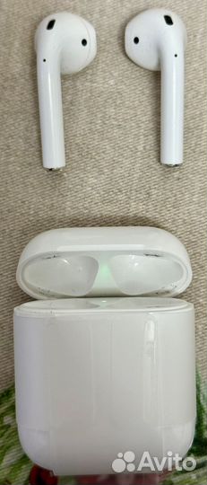 Наушники Apple AirPods with Lighting Case