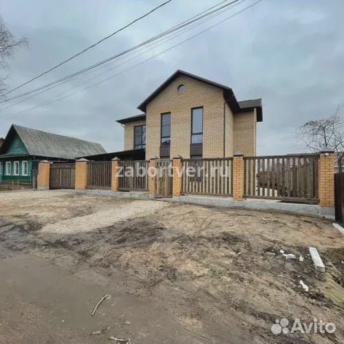 Забор из дерева с кирпичными столбами