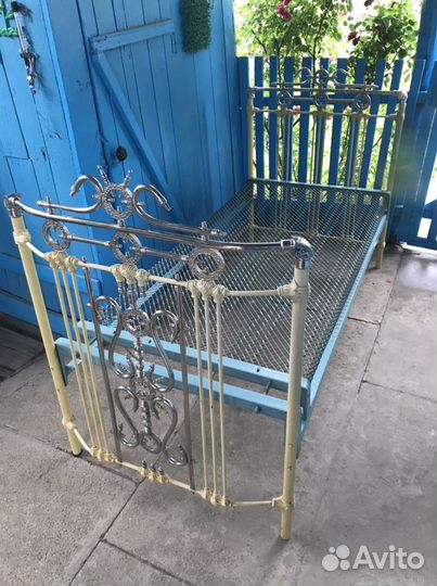 Кровать