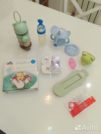 Новые бутылочки, поильники, круг на шею для малыша