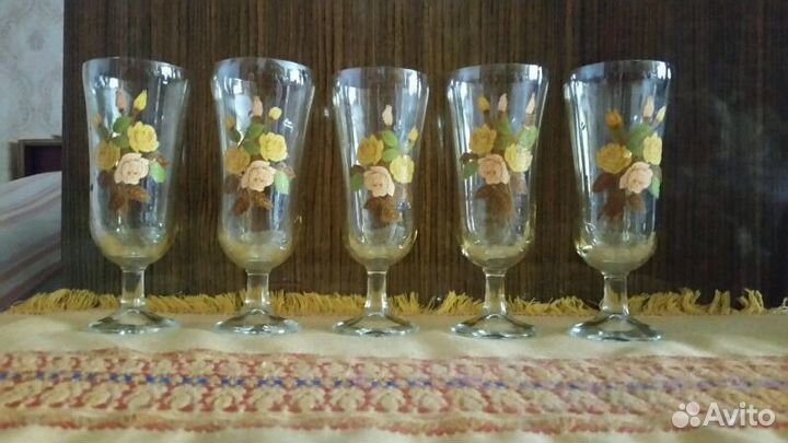 Графинчик и бокалы из жёлтого стекла