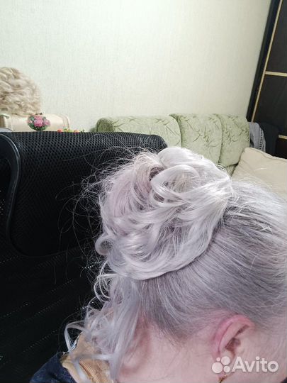 Завит. шиньоны сер, гол. цв. на рез. с прядью вол