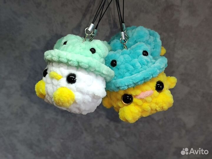 Утёнок в шляпке жабки брелок, вязаные игрушки