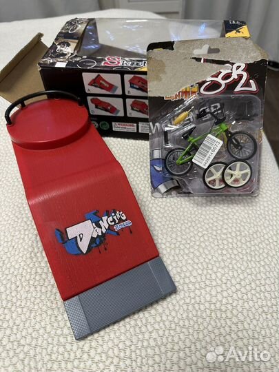 Игрушечный скейтпарк и велик