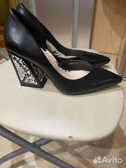 Туфли женские из искусственной кожи черного цвета
