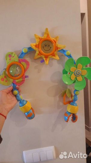 На коляску игрушка дуга Тини лове