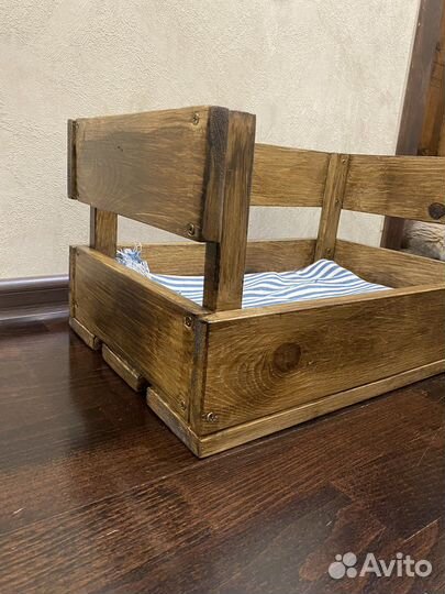 Лежанка для собак и кошек деревянная