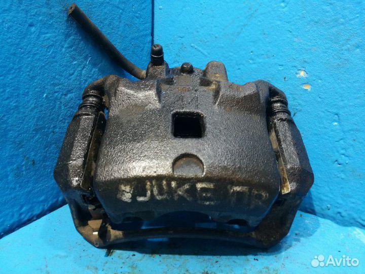 Суппорт передний правый Ниссан Жук