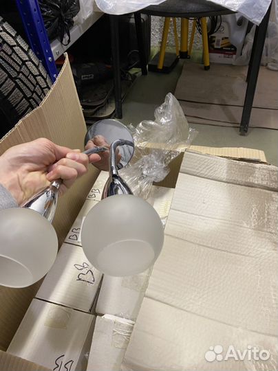 Люстра полоточная и светильник