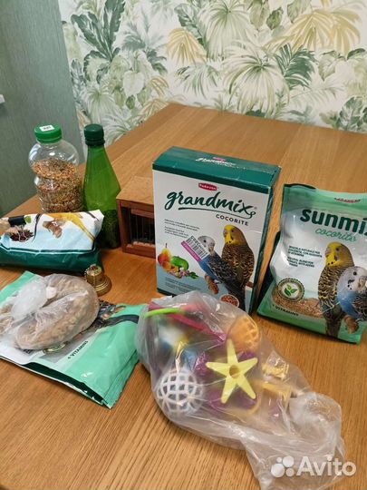 Корм для волнистых попугаев и переноска