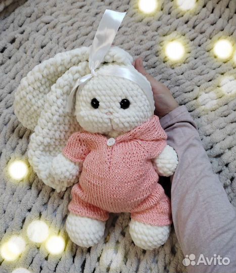 Зайка вязанный ручной работы