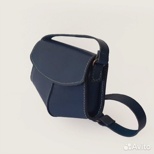 Маленькая сумка на ремне из натуральной кожи