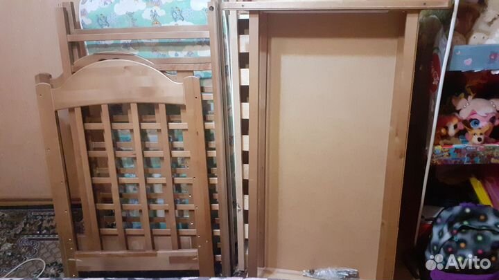 Детская кроватка с маятником