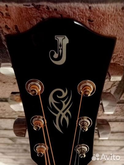 Акустическая гитара дредноут с вырезом (катавеем)
