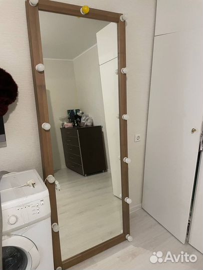 Гримерное зеркало с лампочками