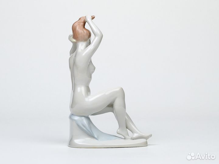 Девушка с гребнем статуэтка