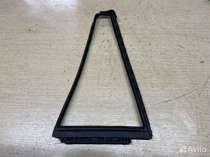 Молдинг стекла задний правый Toyota Rav4 XA50