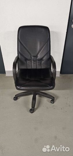 Офисное кресло на колесиках