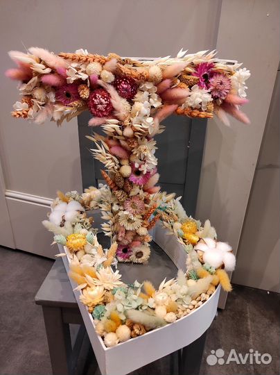 Букет из сухоцветов в виде буквы